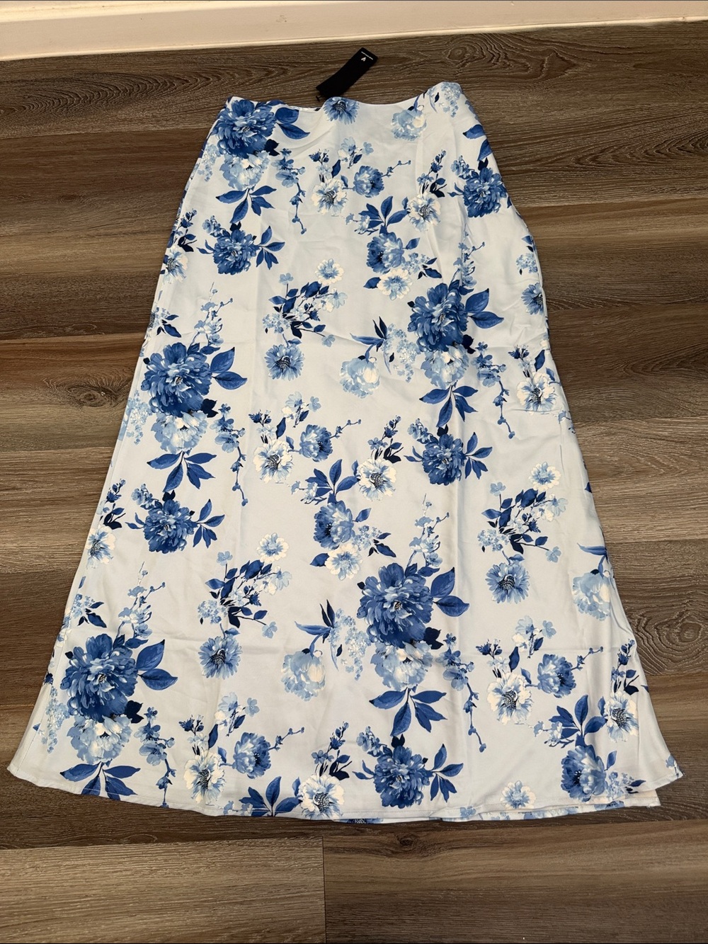 NWT Lulus Charming Excellence Light Blue Floral Satin Midi Skirt - Picture 3 of 4